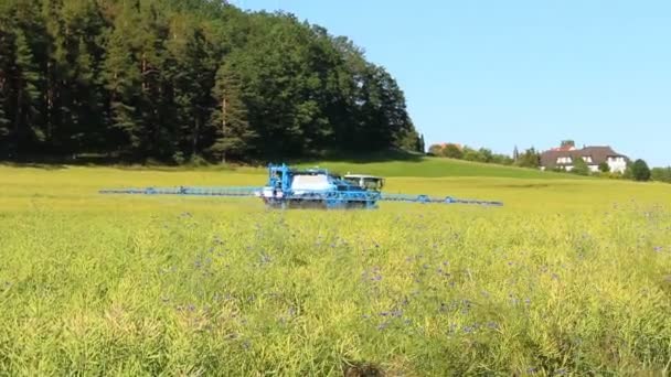 View Tractor Fertilize Field Daytime — Stock Video