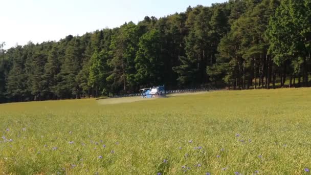 Blick Auf Traktor Düngt Feld Bei Tag — Stockvideo