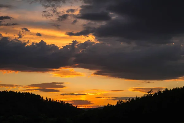 Erstaunliche Sonnenuntergang Wolken auf Feld mit Wald und Himmel. Tschechische Republik — Stockfoto
