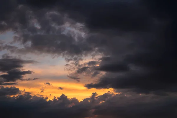 Incredibile tramonto cumulus nuvole con colore arancione — Foto Stock