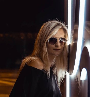 Neon l ile Güzellik genç sarışın saç kadın tarafında portre