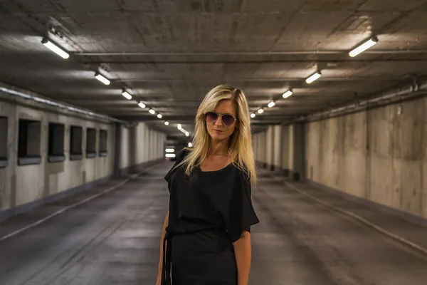 Portrait de beauté jeune femme blonde debout dans le garage — Photo