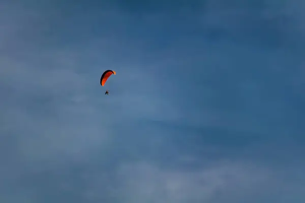 Parapente no céu azul com paraquedas laranja — Fotografia de Stock