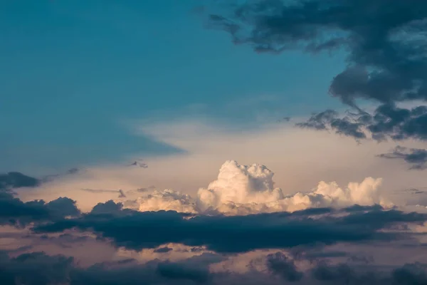 Bella nuvola di tramonto cumulus con cielo blu — Foto Stock