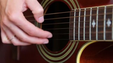 Gitar çalan kadın, kırpılmış görünüm 