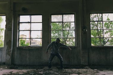 Erkek kafkas hip hop dansçısı silueti, freestyling açık