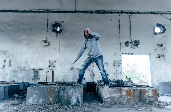Portrait d'un beau danseur caucasien hip hop, freestyling out — Photo