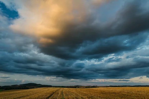蓝色多云戏剧性的天空与割草的田野和丘陵，捷克共和 — 图库照片