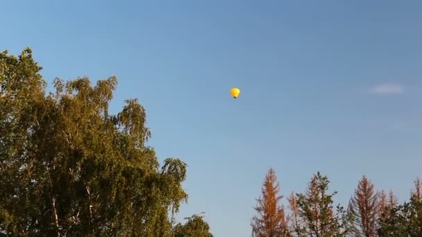 Žlutý Horkovzdušní Balón Obloze — Stock video