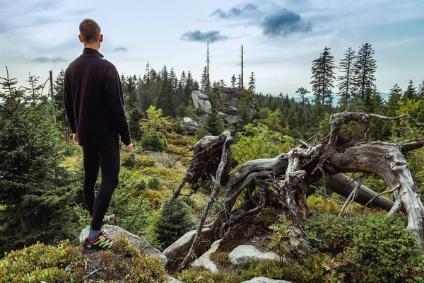 青年男子跑步者站在山附近的特里托利尼克山，苏马 — 图库照片