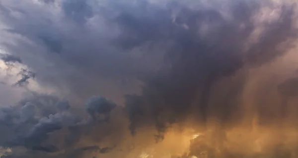 Geweldige panoramische Storm regenachtige wolk met oranje kleur van zon — Stockfoto