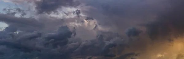 Incrível tempestade panorâmica nuvem chuvosa com céu azul e sol laranja — Fotografia de Stock