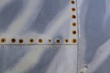 Kaplan kamuflaj ve paslı vida ile eski jet uçağı Doku