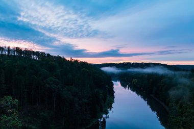 Vltava nehri, güneşin doğuşunda sisli bir nokta.