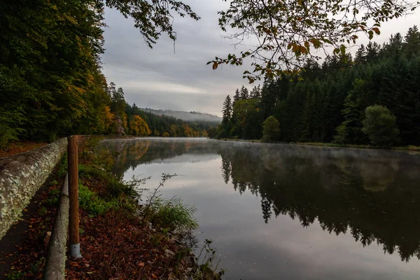 Misty mist op Vltava rivier bij voetpad met herfst gebladerte bij — Stockfoto