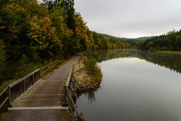 Luchtfoto naar Vltava rivier met voetpad, brug en herfst fol — Stockfoto