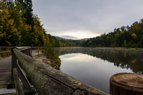 Moldva folyó gyalogúttal, híddal és őszi lombozattal — Stock Fotó