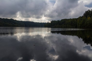 Baraj Rimov 'da dramatik gökyüzü ile karanlık sonbahar manzarası 
