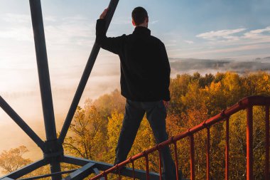 Gözetleme kulesinin arkasında duran genç adam... 
