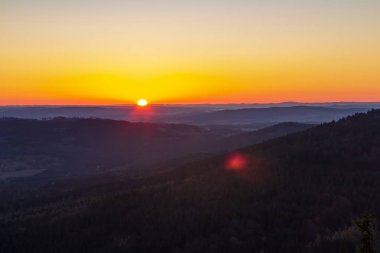 Çek Cumhuriyeti 'nin Kravi dağından güzel bir gün doğumu.