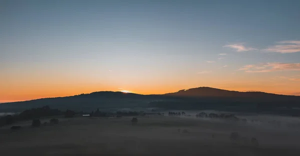 Szép őszi napkelte ködös köddel a mezőn és a dombon, cseh lan — Stock Fotó