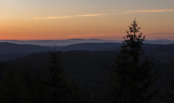 Západ slunce na vyhlídce Nebelstein se stromy a vzdáleným kopcem, Austri — Stock fotografie