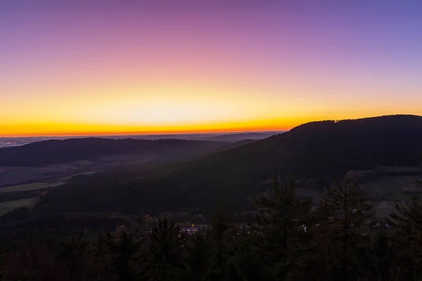 Bella alba dalla montagna Kravi, ora blu, Repubblica Ceca — Foto Stock
