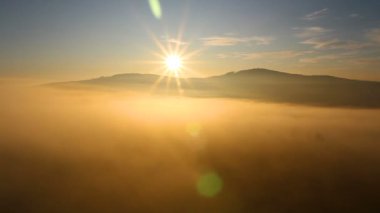 Gündoğumunda tepe ile sonbahar sisli manzarasına hava manzarası, 