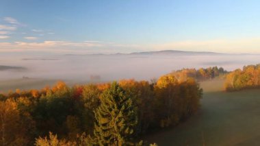 Gün batımında Nebelstein, Avusturya 'nın uzak tepesinde gözcülük yapıyor.
