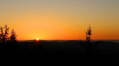 Nebelstein 'da güzel bir günbatımı, ağaçlar ve uzak tepeler, A