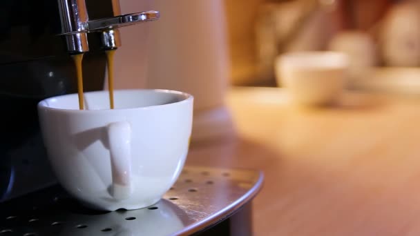 Xícara de café em cafeteira com fundo de cozinha azul — Vídeo de Stock