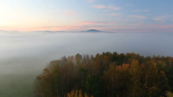 Západ slunce na vyhlídce Nebelstein se vzdáleným kopcem, rakouská krajina — Stock video