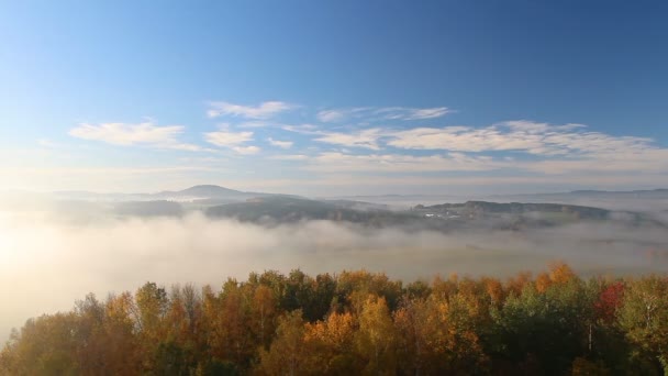 Vue aérienne vers l'automne brouillard brumeux paysage avec colline au lever du soleil , — Video