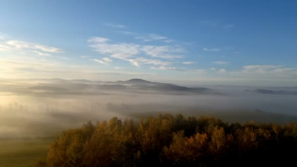 遠くの丘でNebelsteinを見に夕日,オーストリアの風景 — ストック動画