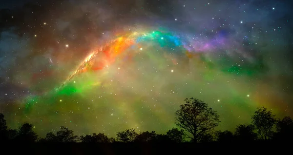 Fondo Espacial Silueta Tierra Arbórea Con Nebulosa Colorida Elementos Proporcionados — Foto de Stock