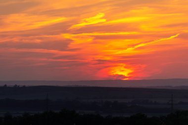 Güzel gün batımı dramatik gökyüzü kara silueti, Palava Çek Cumhuriyeti