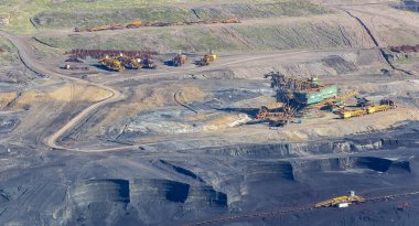 Komorany 'yi makineyle avlamak için hava görüntüsü. Çek Cumhuriyeti manzarası