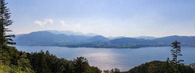 Traunsee Gölü 'nün panoramik manzarası ve gözcü Alpler dağı. Yaz Avusturya manzarası