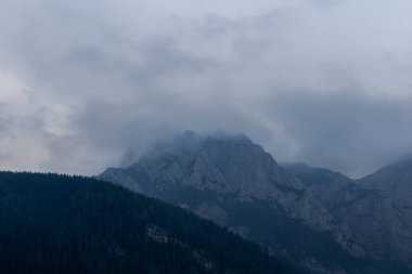 Austia Alpleri 'ne gökyüzü ile yağmur üstüne sis