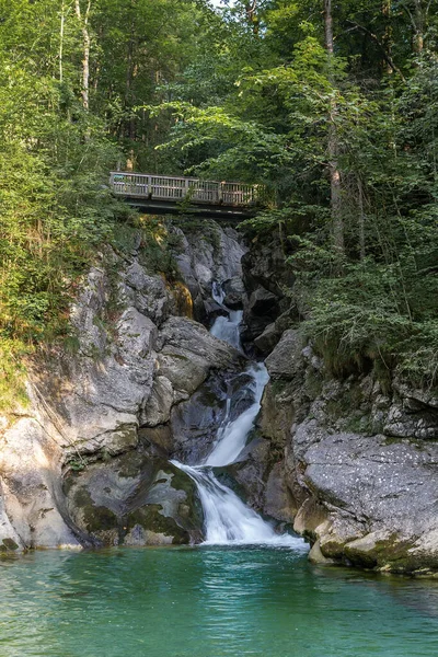 Cascata Rindbach Con Ponte Legno Foresta Austria Alpi Montagna — Foto Stock