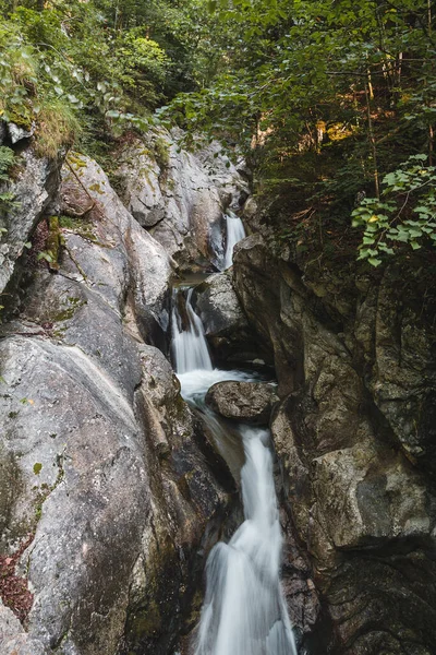 Chiudere Cascata Rindbach Dal Ponte Legno Con Foresta Austria Alpi — Foto Stock