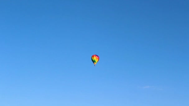 Globo Aire Caliente Colorido Volando Cielo — Vídeo de stock