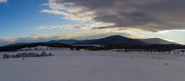 Vista Panorámica Paisaje Checo Invierno Con Colina Campo Nieve — Foto de Stock