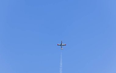 Eski bir askeri jet uçağı gökyüzünde uçuyor. Eğitim makinesi, akrobasi geçmişi