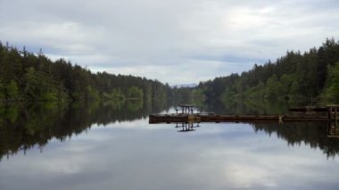 Ultra yüksek çözünürlüklü 4k video güzel bozulmamış Coffenbury göl içinde Fort Stevens devlet parkta kıyı Warrenton Oregon Uhd 3840 x 2160