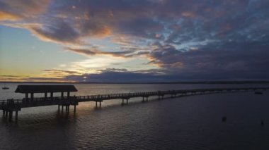 Ultra yüksek çözünürlüklü 4k film Taylor Dock klasik köprü güzel akşam günbatımında Bellingham Washington eyaletinde parlak su ile 