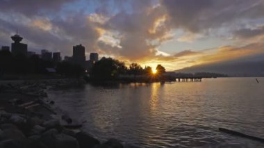 Ultra yüksek çözünürlüklü 4k video güzel parlak su ve yengeç Park Vancouver British Columbia'da gün batımı gökyüzünde akşam süre 3840 x 2160