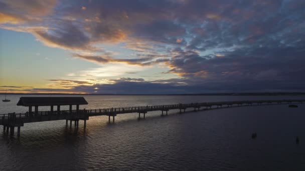 超高清晰度4K 电影泰勒码头水上桥在贝灵汉华盛顿州在美丽的黄昏黄昏日落 — 图库视频影像