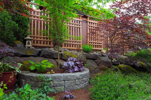 家庭花园后院美化自然和石堆积种植盆格栅灯笼树灌木植物 — 图库照片