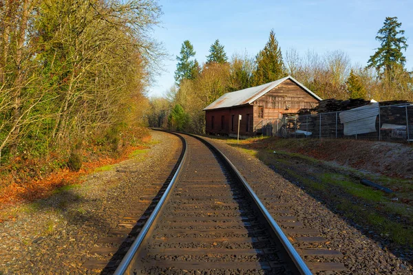 在俄勒冈州奥罗拉的历史古色古香区 在一个阳光明媚的蓝天午后 道路列车轨道 — 图库照片